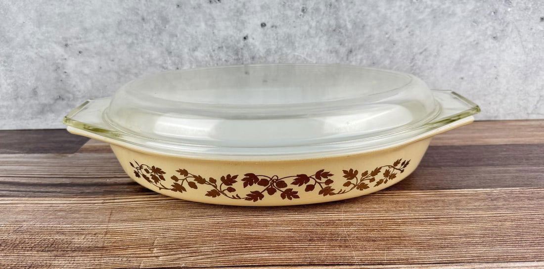 Pyrex Gold Acorn Casserole 1 1/2 Quart: Undivided version.