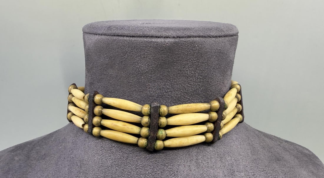 Native American Indian Bone Hair Pipe Choker: Nice older piece.