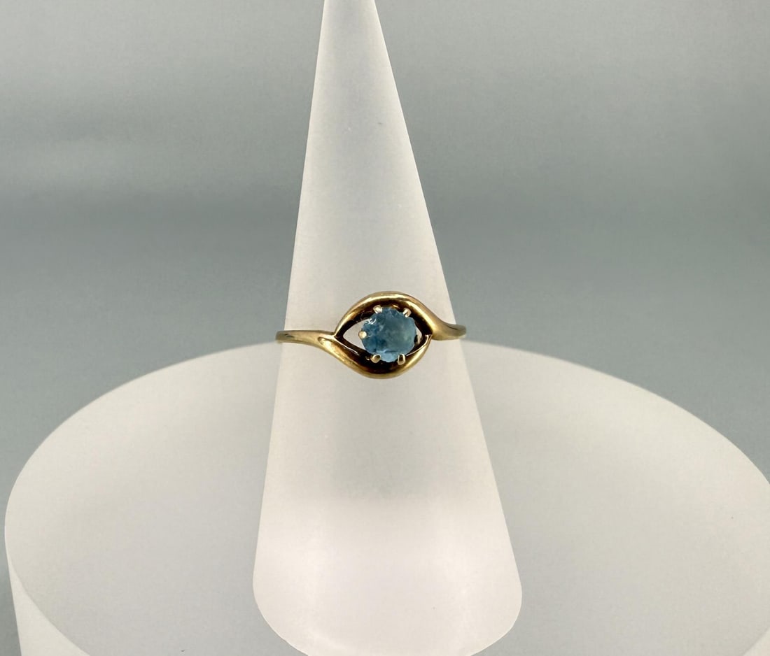 10K Gold and Topaz Ring: 1.29 grams. Size 8.