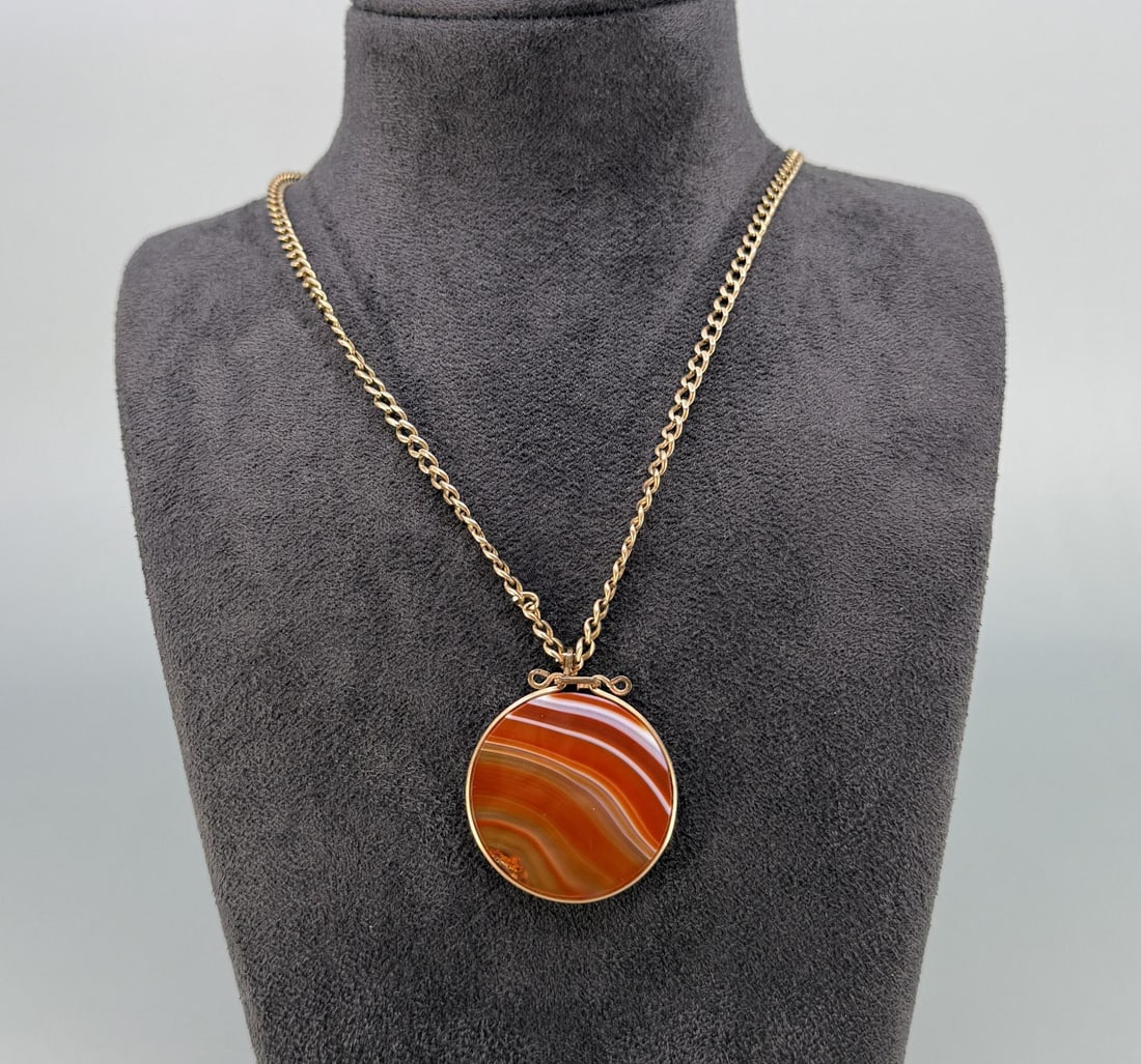14k Gold Watch Fob Agate Necklace: 16.8 grams. 10 1/2" long. Lot requires payment via non credit card only.