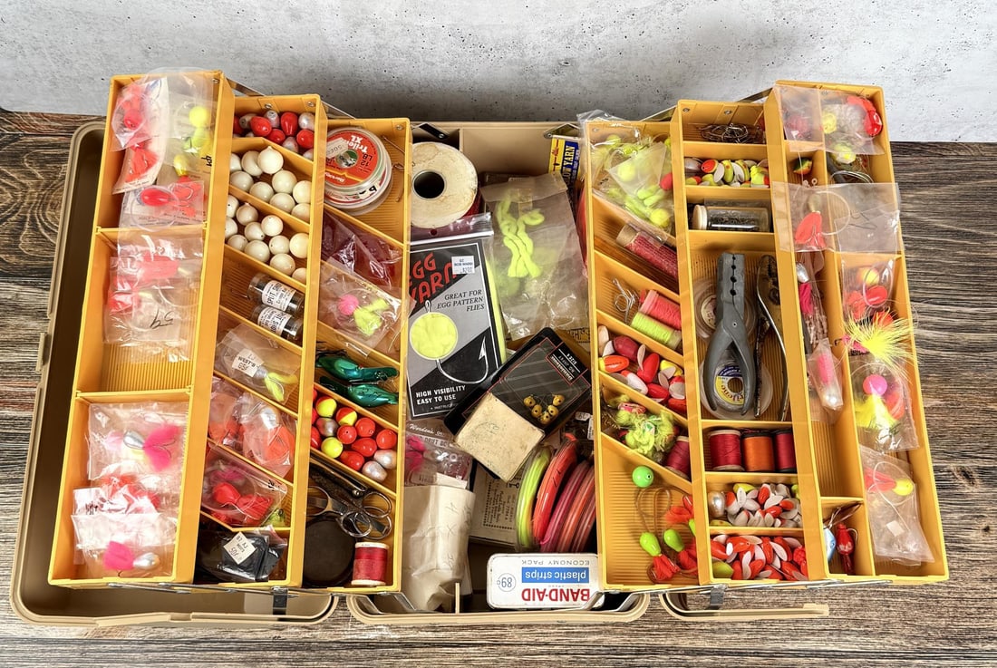 Vintage Tackle Box Full of Fishing Lures (1 of 7)