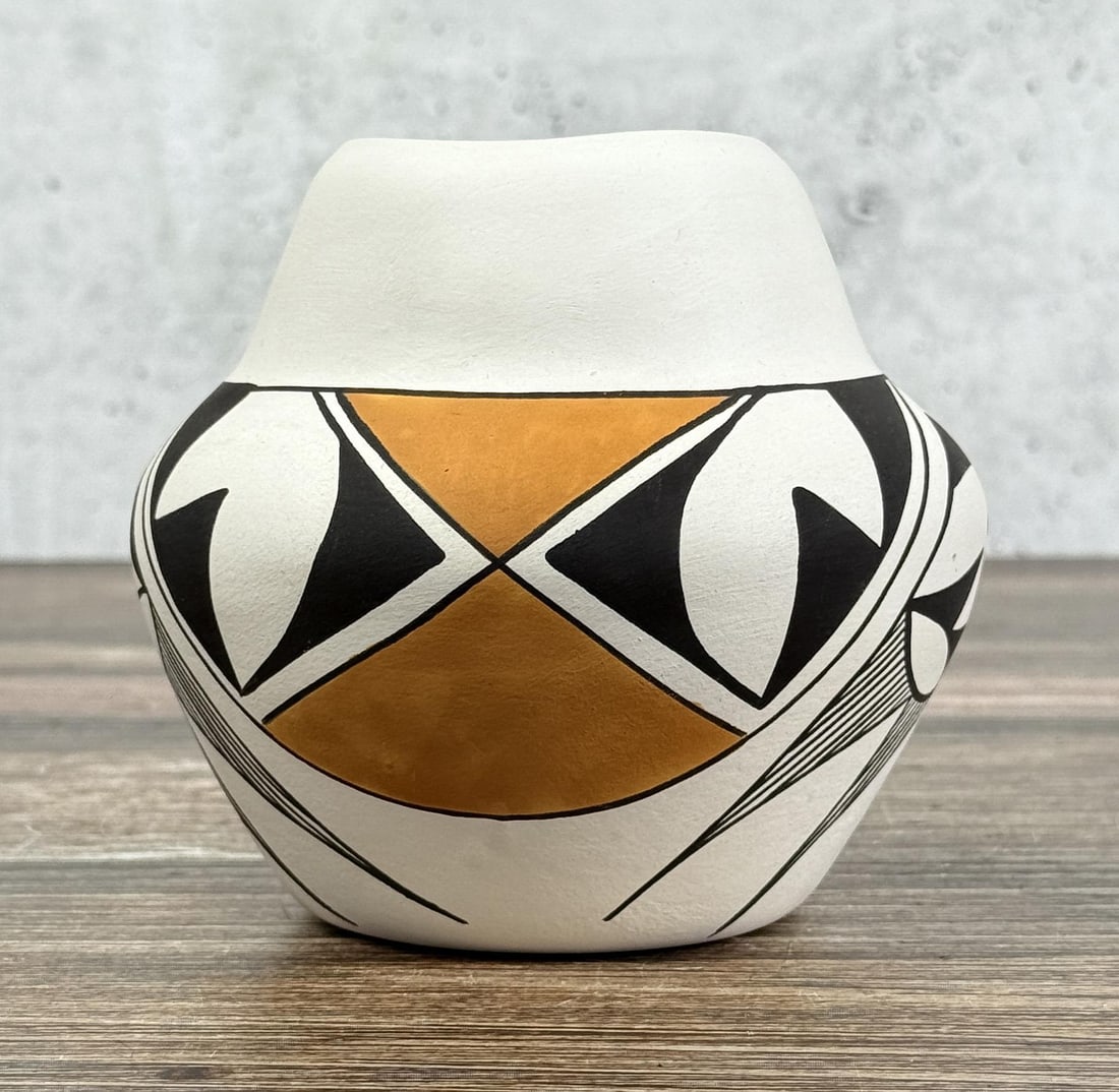 Pauline Abeita Acoma Pueblo Pot (1 of 4)