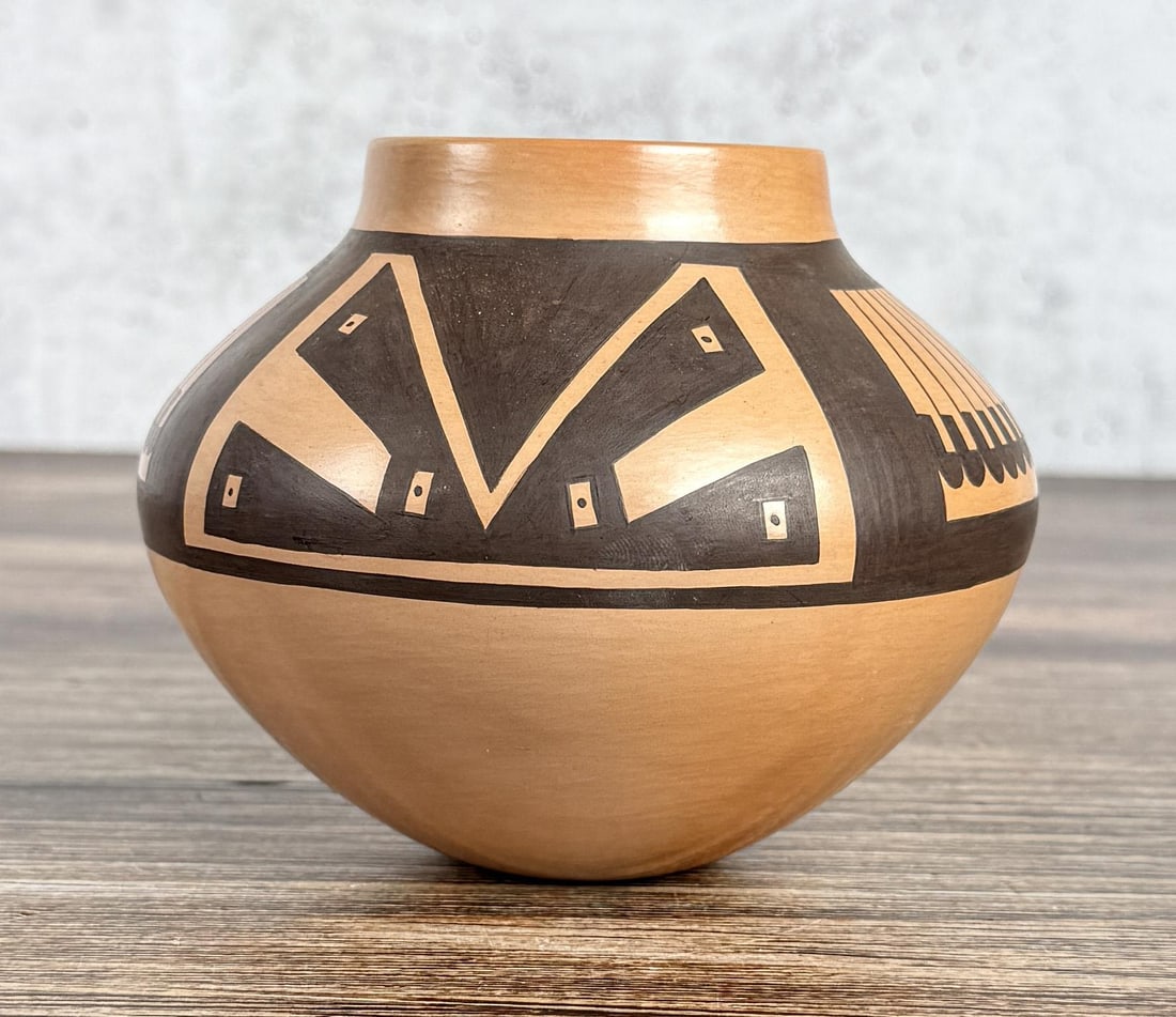 Jocelyn Quam Namingha Zuni Seed Jar Pot: 5" in diameter by 4 7/8" tall.