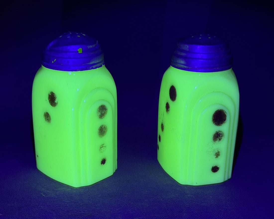 McKee Uranium Glass Salt & Pepper Shakers (1 of 10)