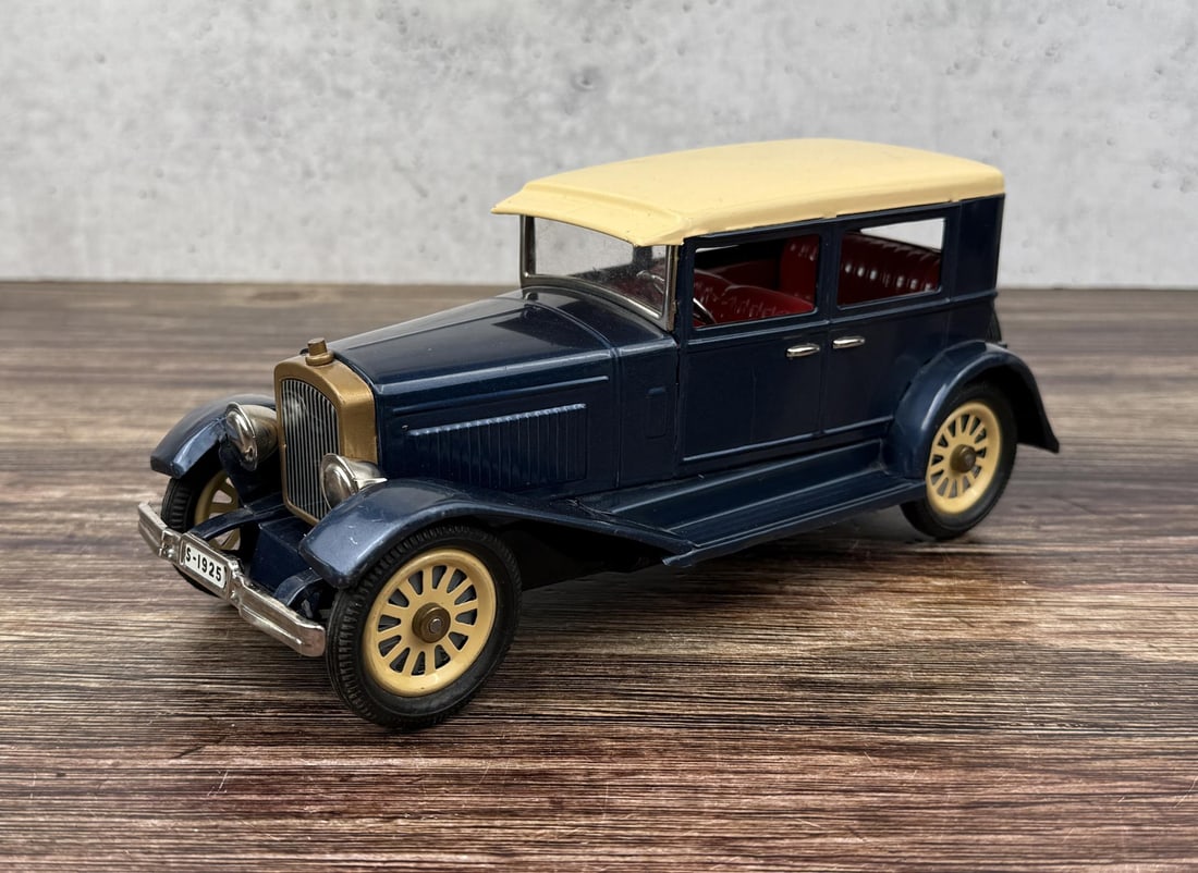 1925 Old Timer Limousine Friction Tin Toy Car (1 of 7)