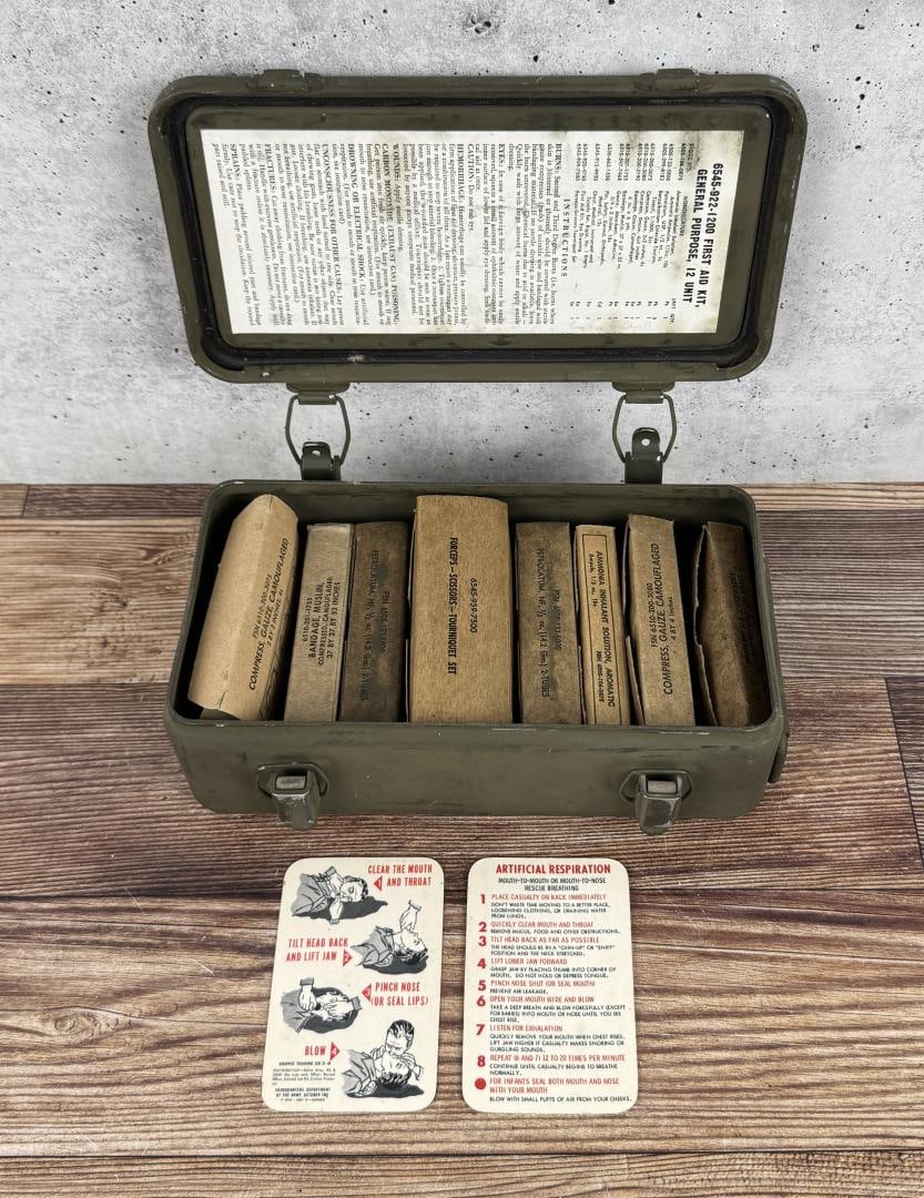 Vietnam War US Army 12 Unit First Aid Kit (1 of 9)