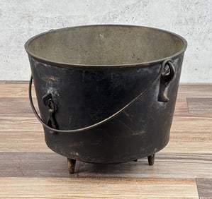7C Cast Iron Gate Marked 3 Leg Kettle Bean Pot