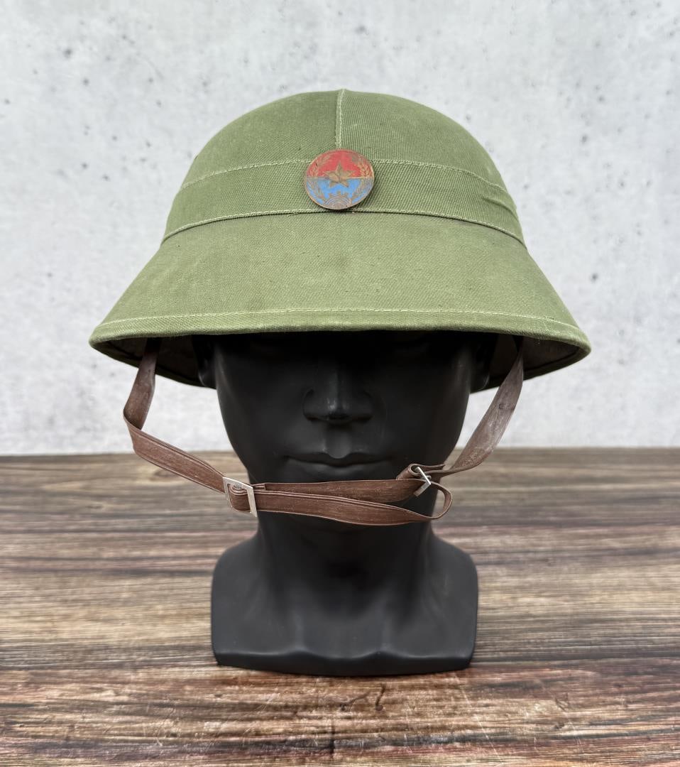 Vietnam War Vietcong NVA Pith Helmet Bringback: Factory 28 Production label. Liner plastic is falling apart as shown.