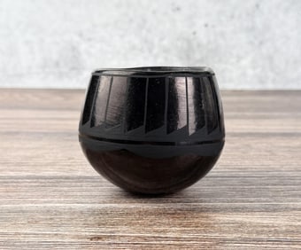 Josefina Martinez Santo Domingo Pueblo Pot