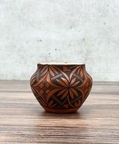 B Victorino Acoma Pueblo Pot