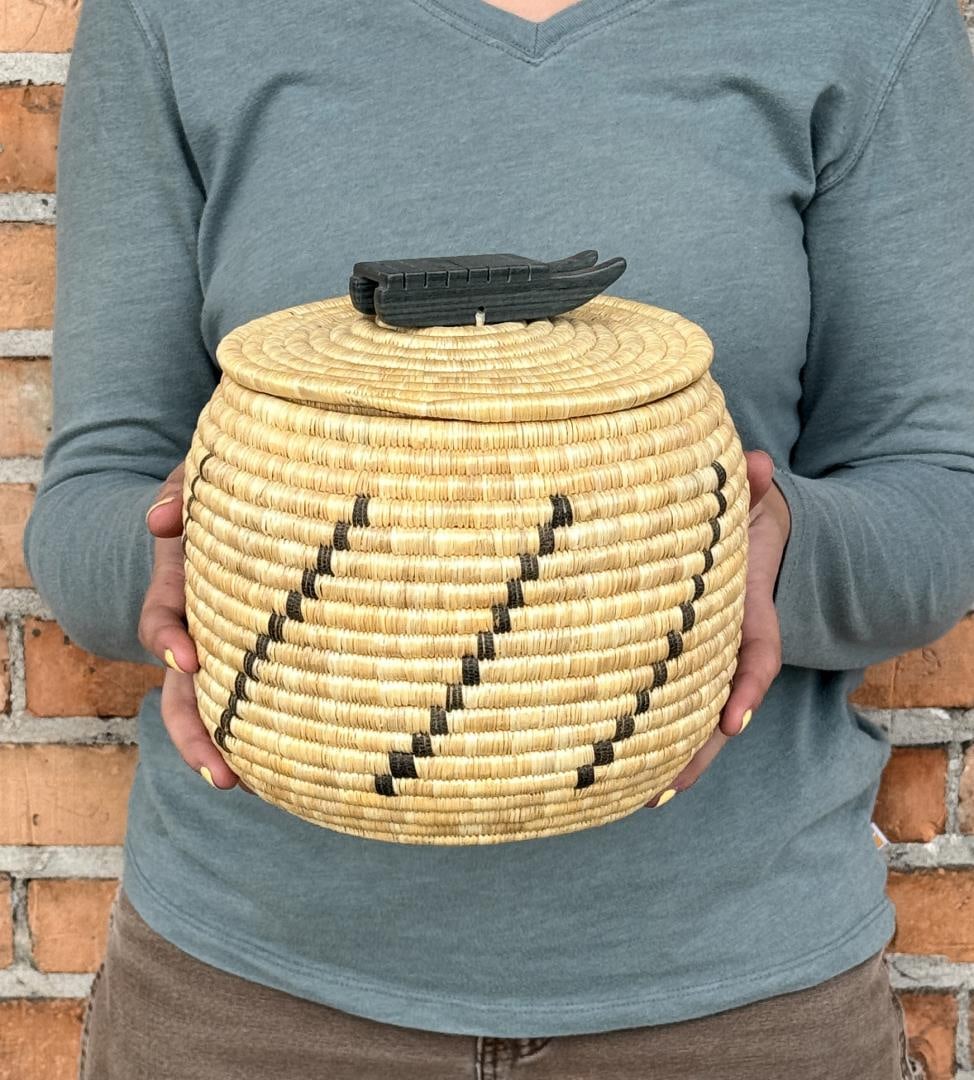 Sarah Kittusok Inuit Eskimo Lyme Grass Basket (1 of 9)