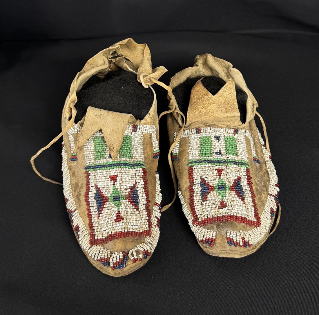 Cheyenne Native American Indian Beaded Moccasins (1 of 5)