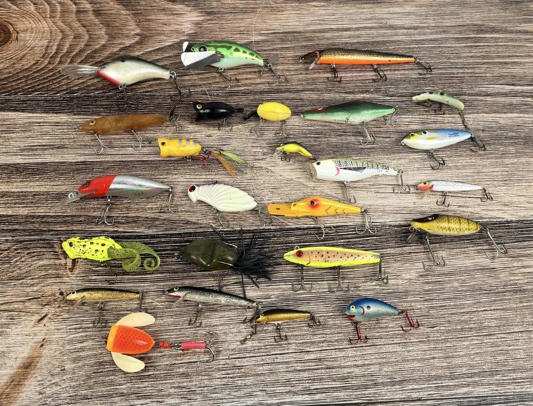 Collection of Vintage Fishing Lures: Nice grouping.