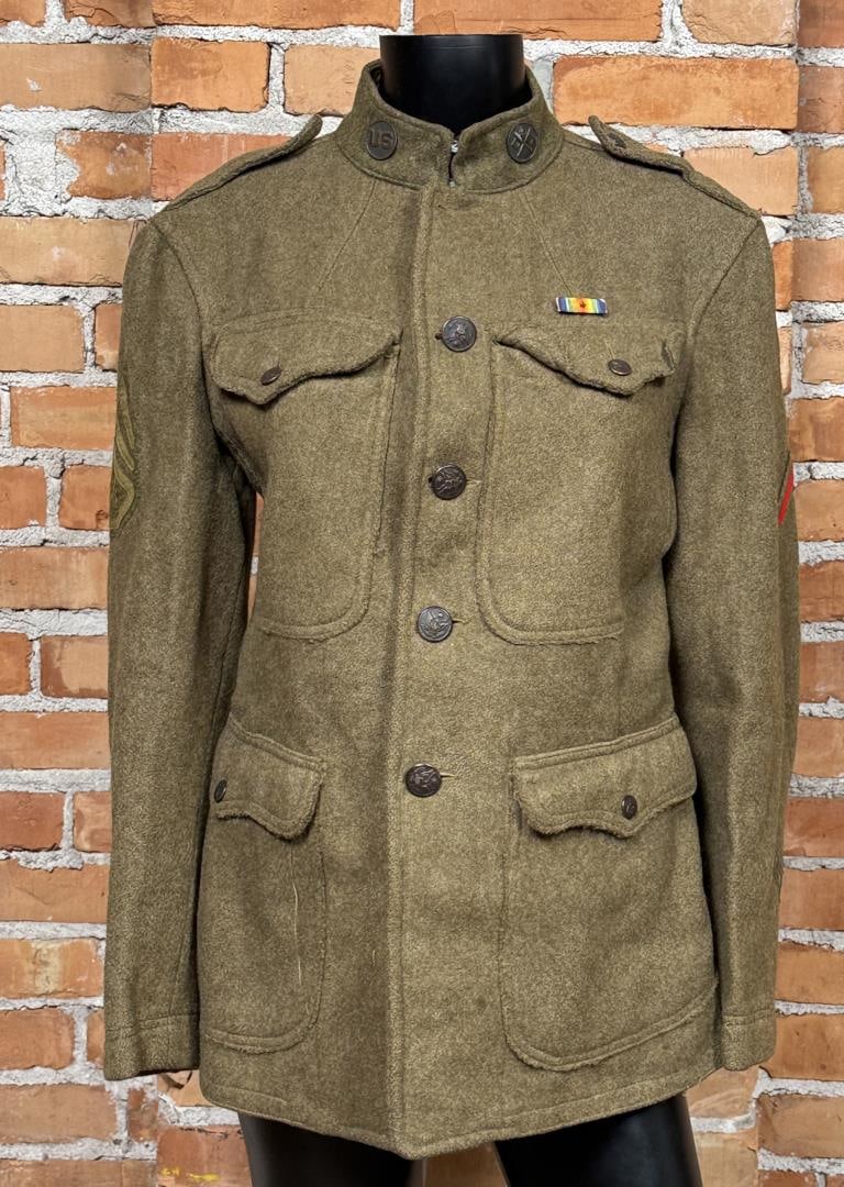 WWI WW1 32nd Infantry US Army Uniform Jacket: 32nd Infantry Division patch. Signal Corps collar discs. WW1 Victory Ribbon. 18" across the chest by 25" long.