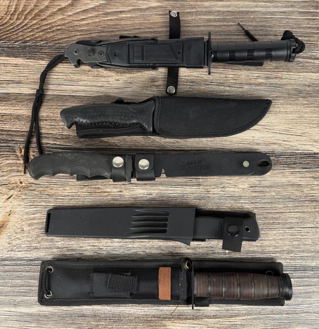 Group of Fixed Blade Hunting Knives: Nice group.