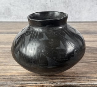 Black on Black Mata Ortiz Pottery Vase