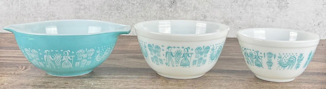 Pyrex Amish Butter Print Mixing Bowls: Nice grouping.
