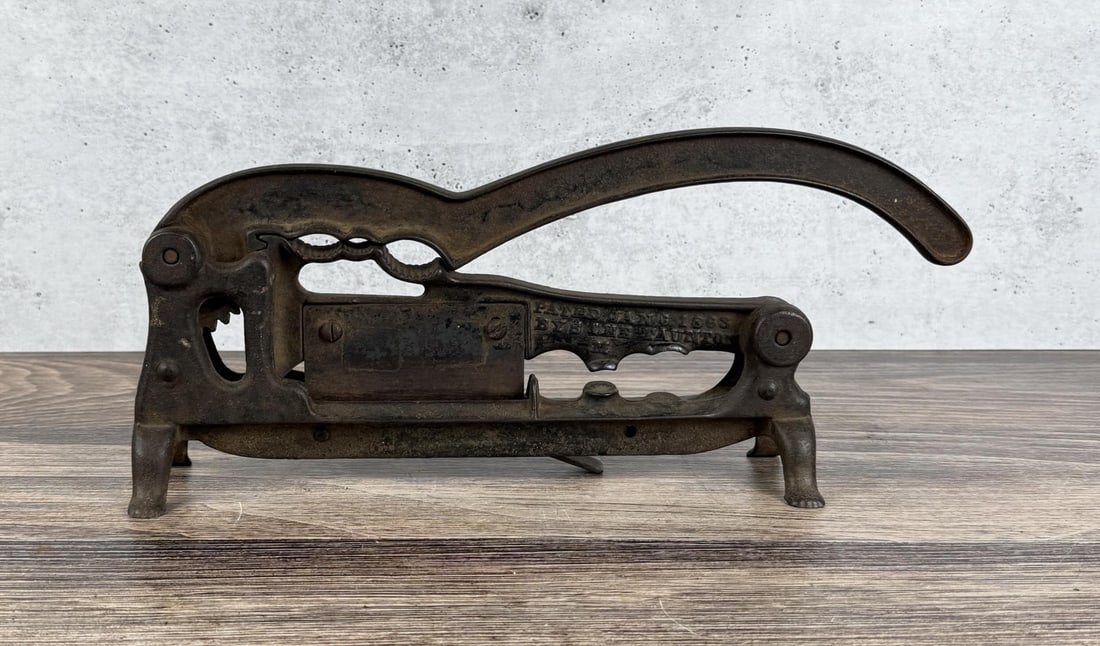 Cast Iron The Prize Plug Cut Tobacco Cutter (1 of 4)