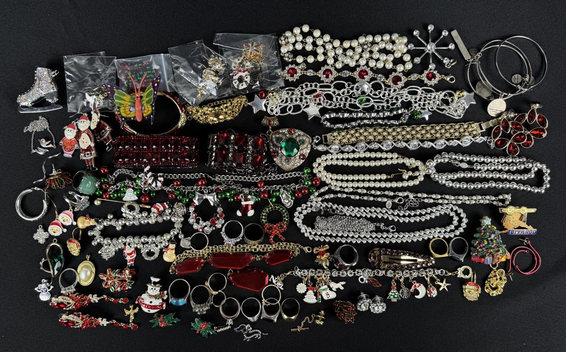 Christmas Costume Jewelry Lot: Nice grouping. 2lbs 8oz total weight.
