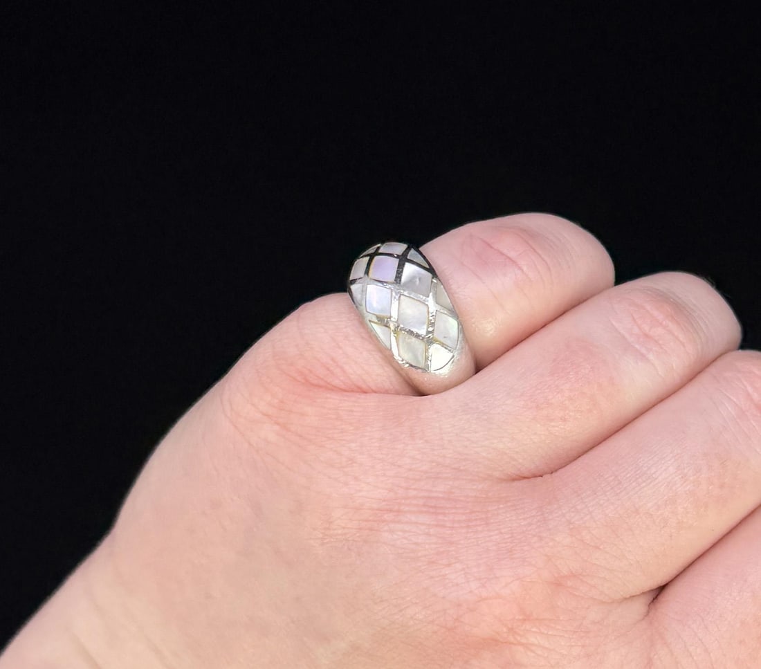 Sterling Silver Mother of Pearl Inlaid Ring: Size 5 3/4. 8.6 grams.