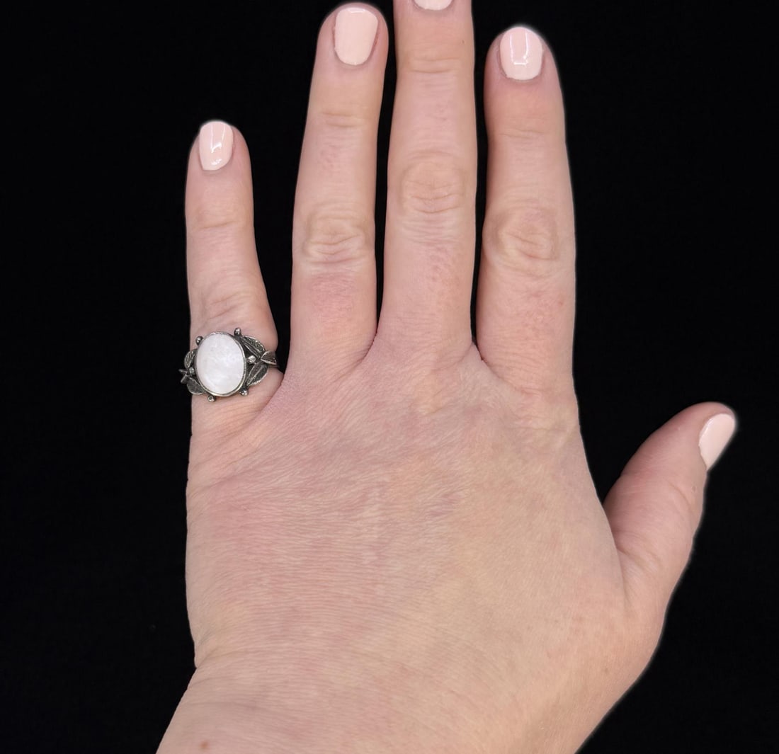 Sterling Silver Mother of Pearl Ring: 4.19 grams. Size 6