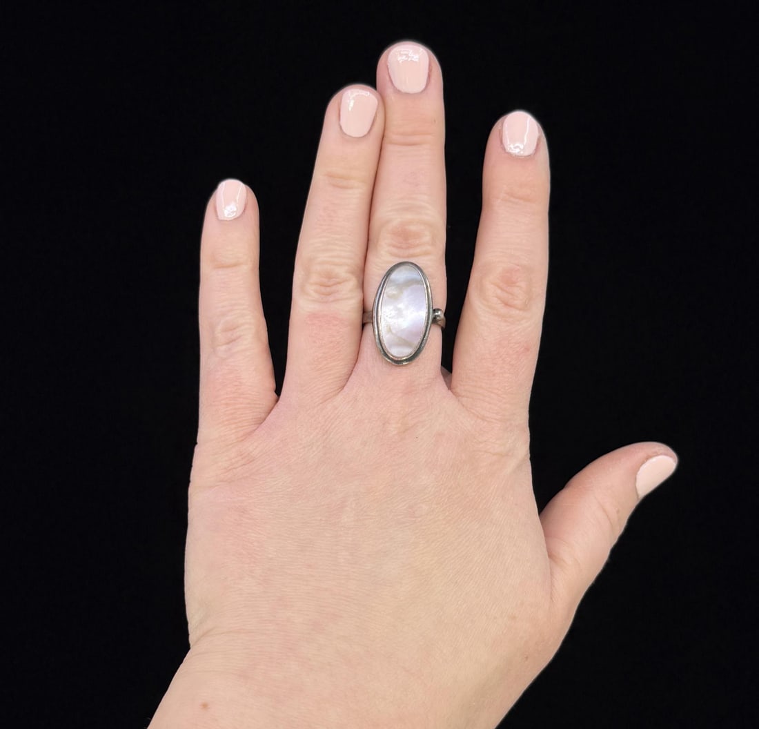 Sterling Silver Mother of Pearl Ring: 6.66 grams. Size 8