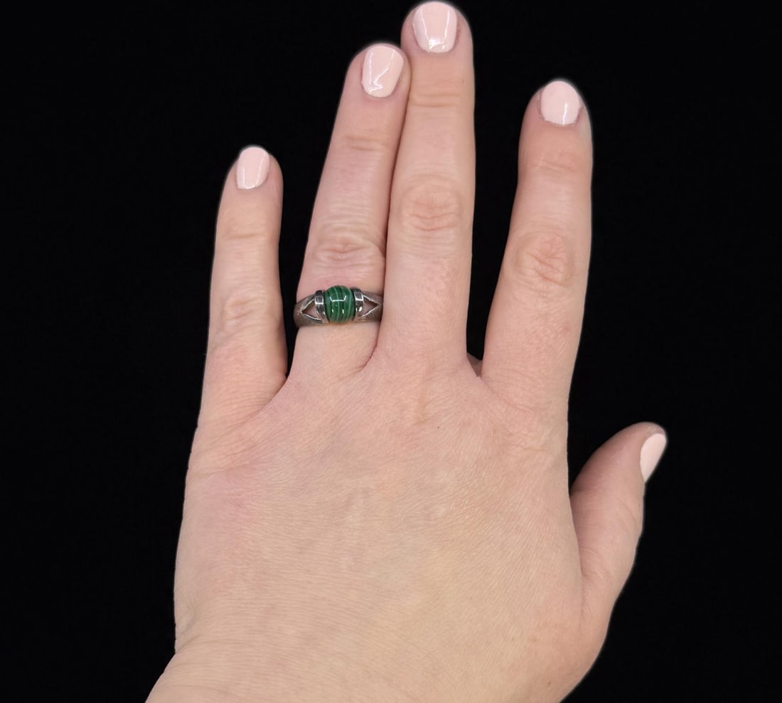 Sterling Silver Malachite Ring: 3.62 grams. Size 7 3/4