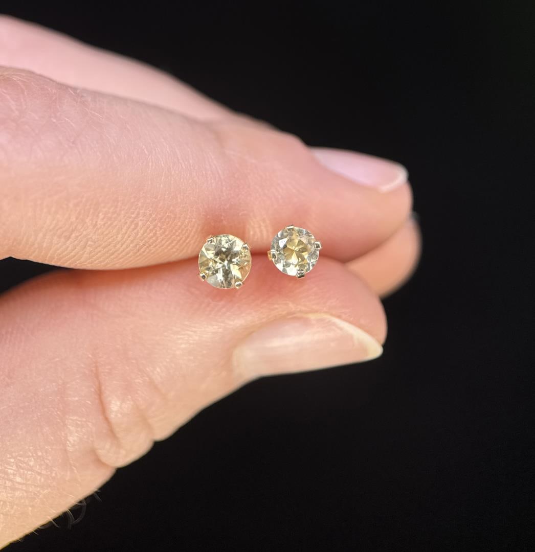 10k Gold Peridot Earrings: .66 grams.