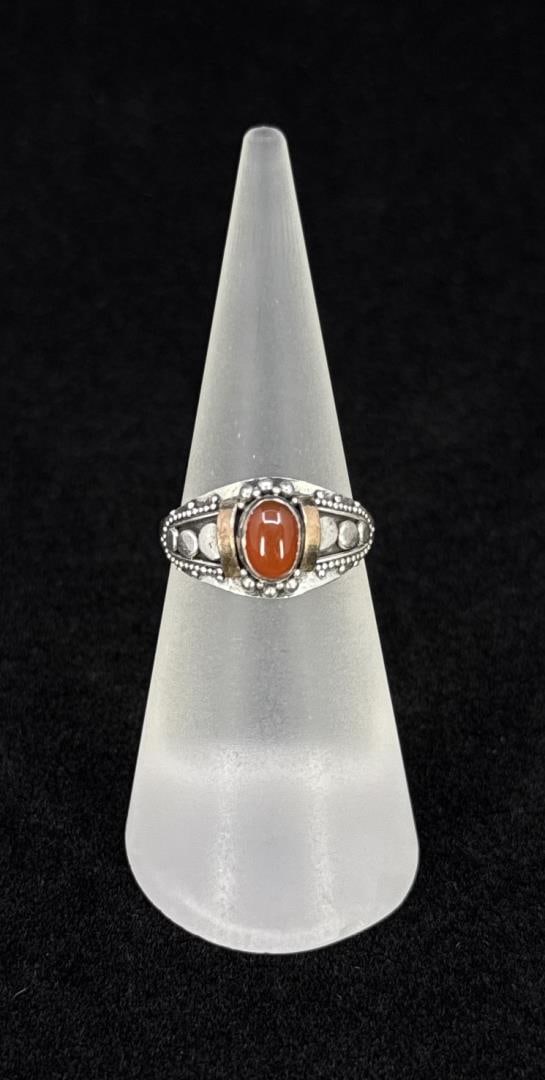 Sterling Silver Coral Ring: Size 7. 2.92 grams.