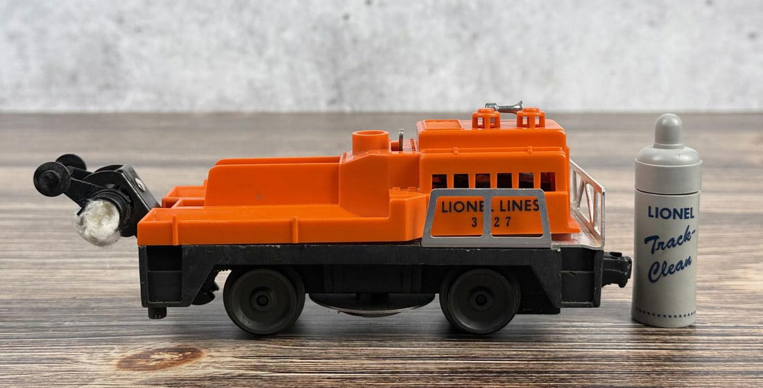 Lionel 3927 Track Cleaning Car (1 of 5)