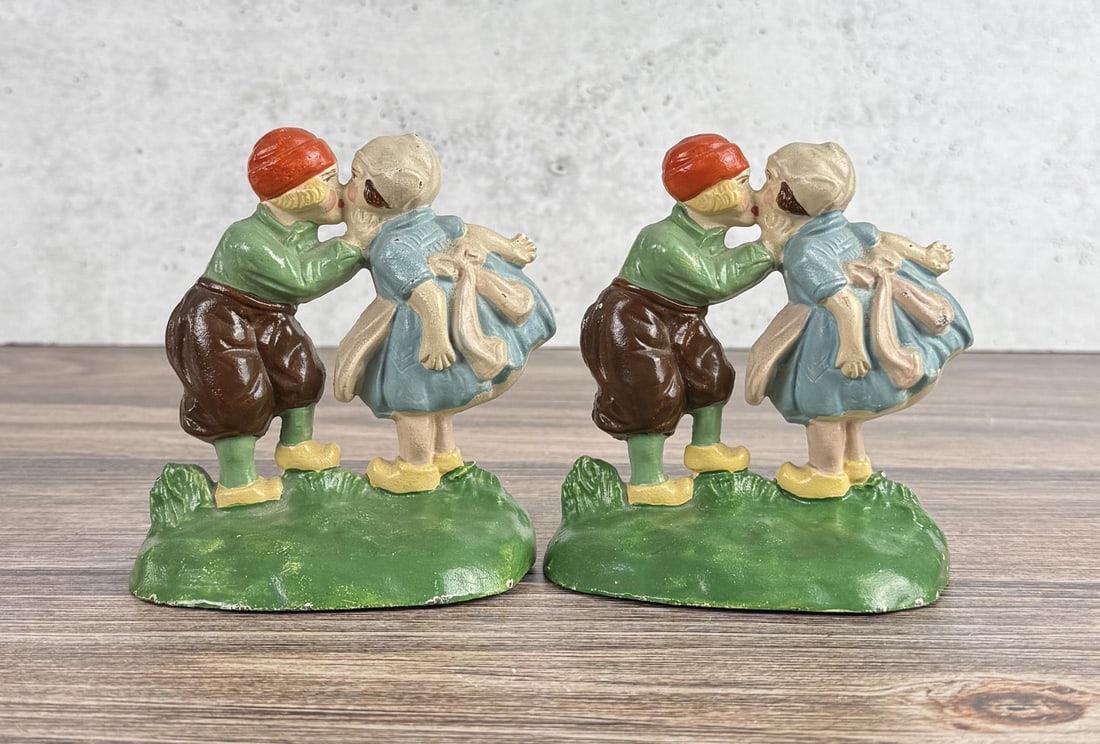 Hubley 332 Cast Iron Kissing Dutch Kids Bookends: No 332. 4 5/8" by 4 1/2" by 2"