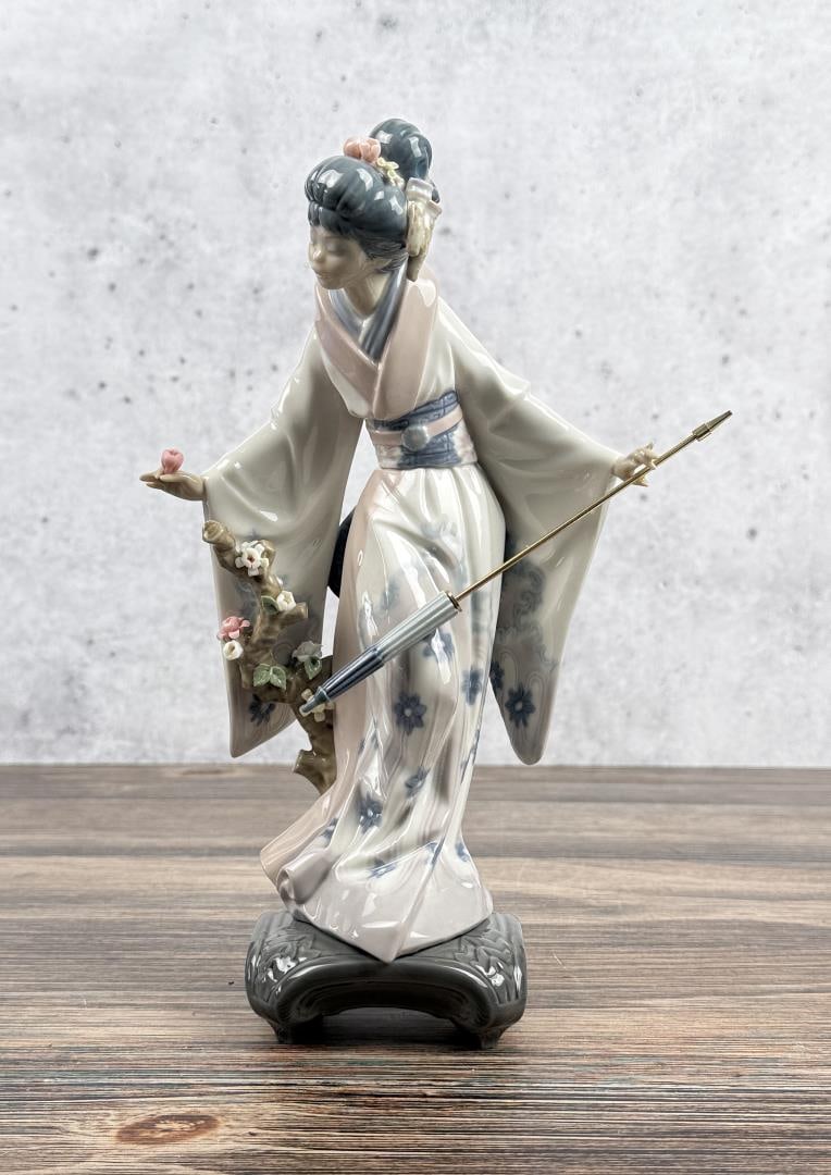 Lladro Porcelain Figurine 1451 Teruko: Dated 1984. 10 5/8" by 5 7/8" by 4 1/4"