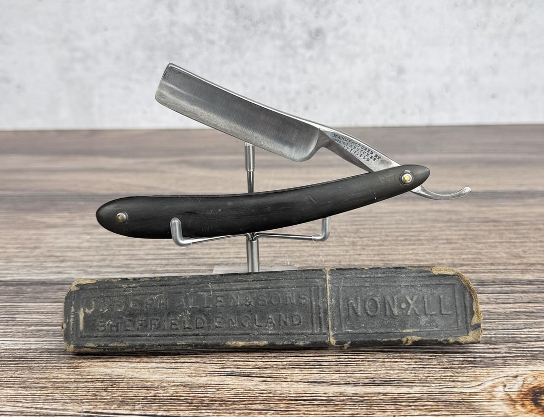 Wade & Butcher Sheffield Straight Razor: Horn handle. 6 1/2" long closed.