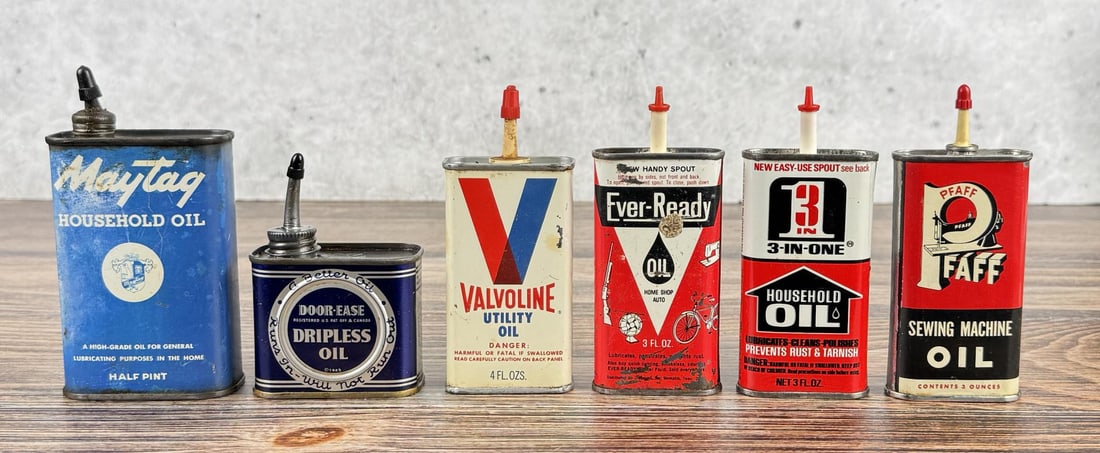 Collection of Handy Oiler Tin Oil Cans: Nice grouping. Door ease is entirely full.
