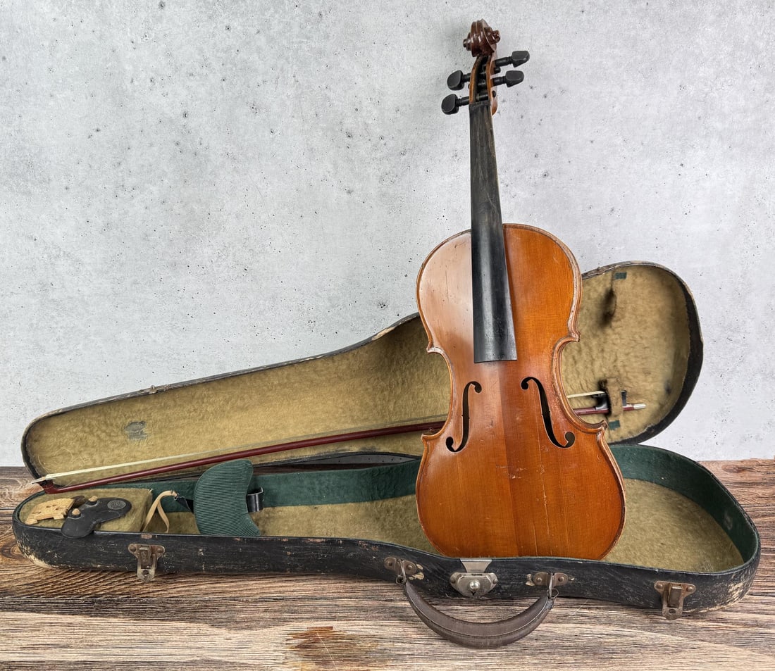 Antique Nippon Japan Violin: Nice old violin in case.