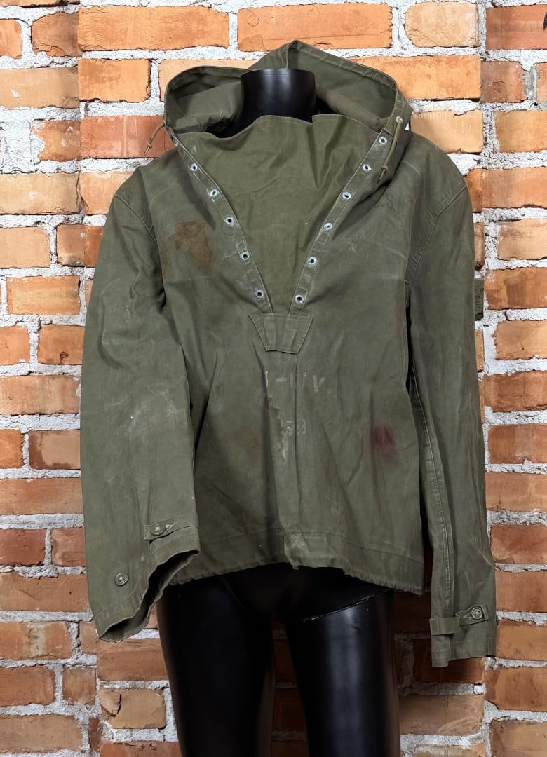 WW2 US Navy Wet Weather Parka: NSsx-40844. Size small. There are some stains throughout. Chest: 23", length: 23", shoulder: 20".