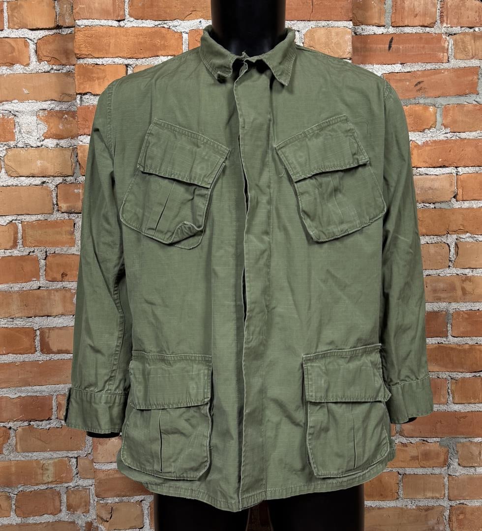 Vietnam War US Army Poplin Jungle Jacket: Third pattern, manufactured in 1968. Size Medium Regular.