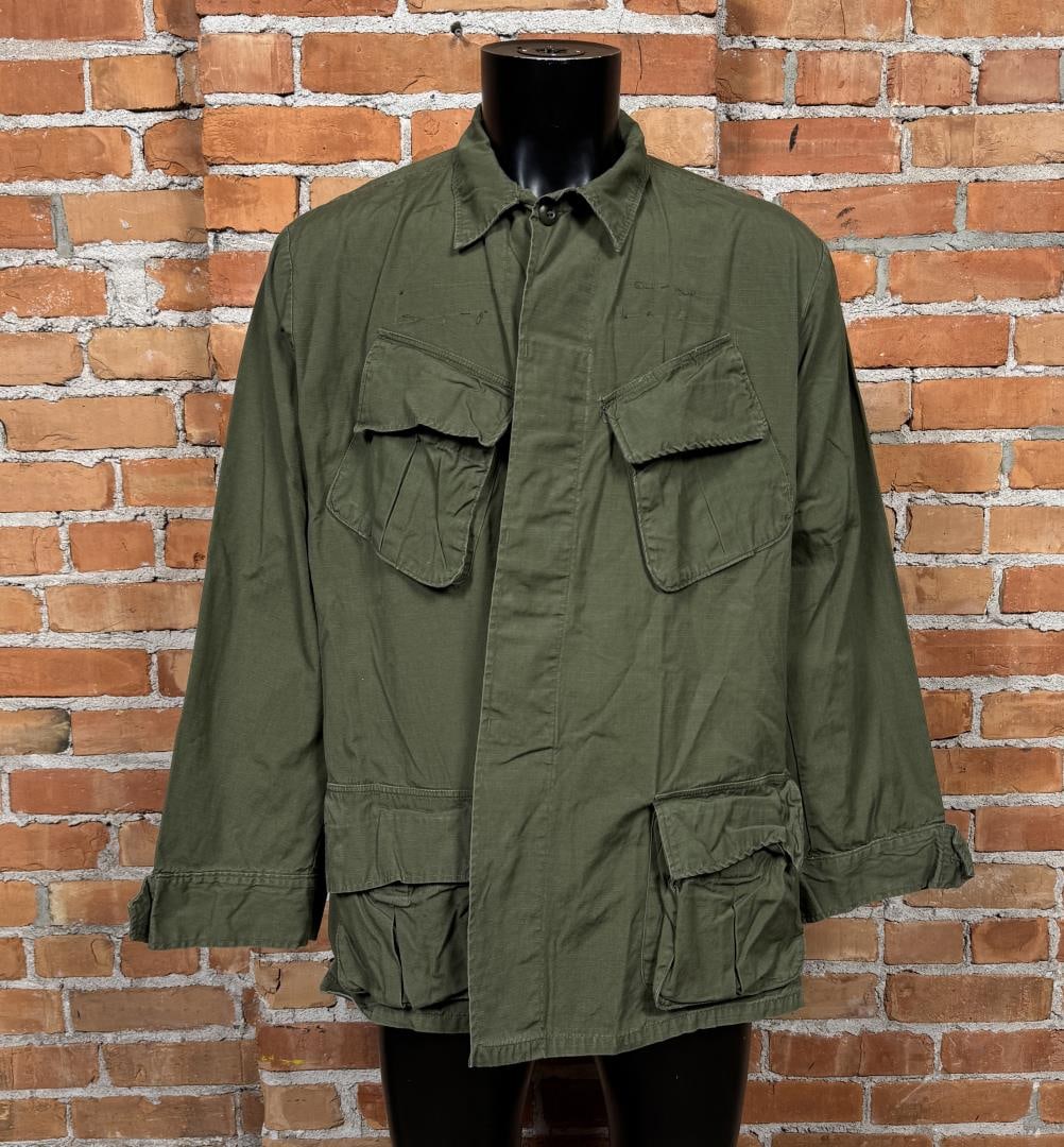 Vietnam War US Army Poplin Jungle Jacket: Third pattern, manufactured in 1969. Size Large Regular.