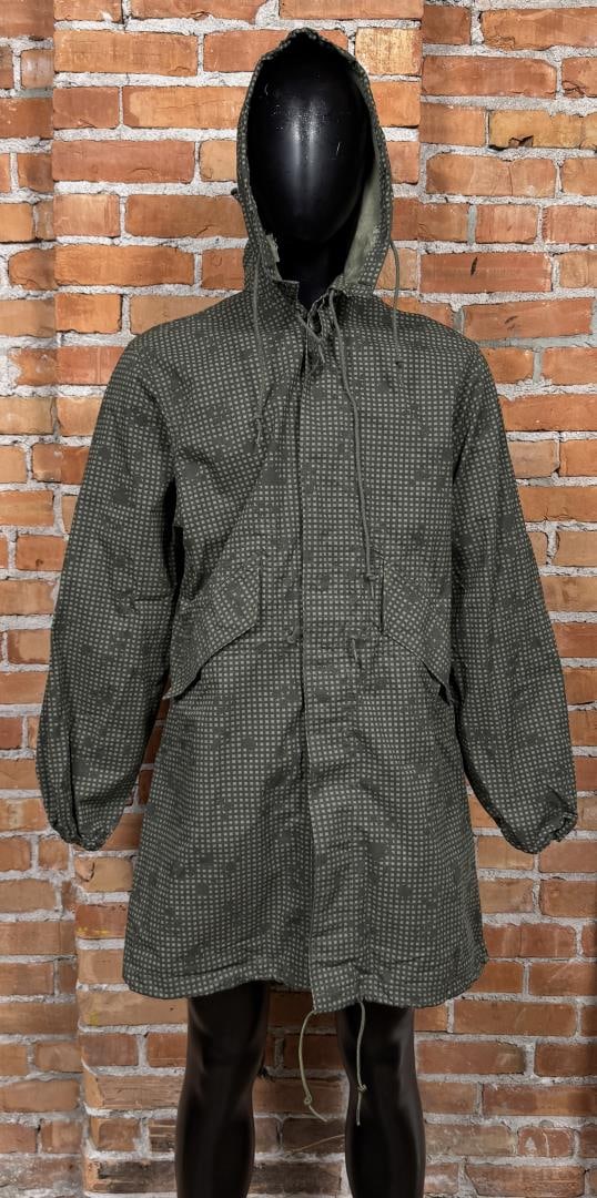 US Military Desert Fishtail Night Camo Parka: Manufactured in 1984.
