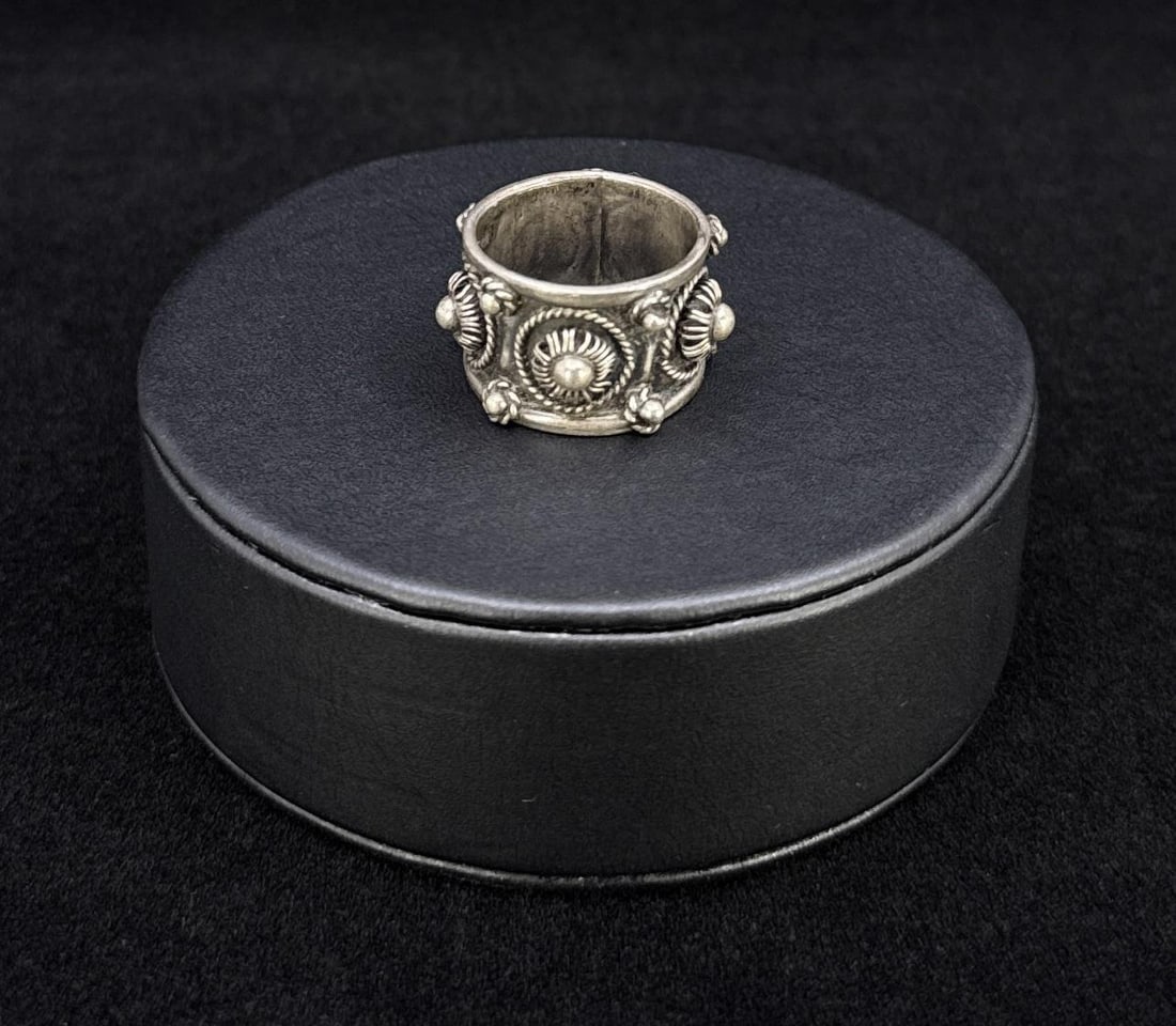Taxco Mexico Sterling Silver Ring: 9.36 grams. Size 9