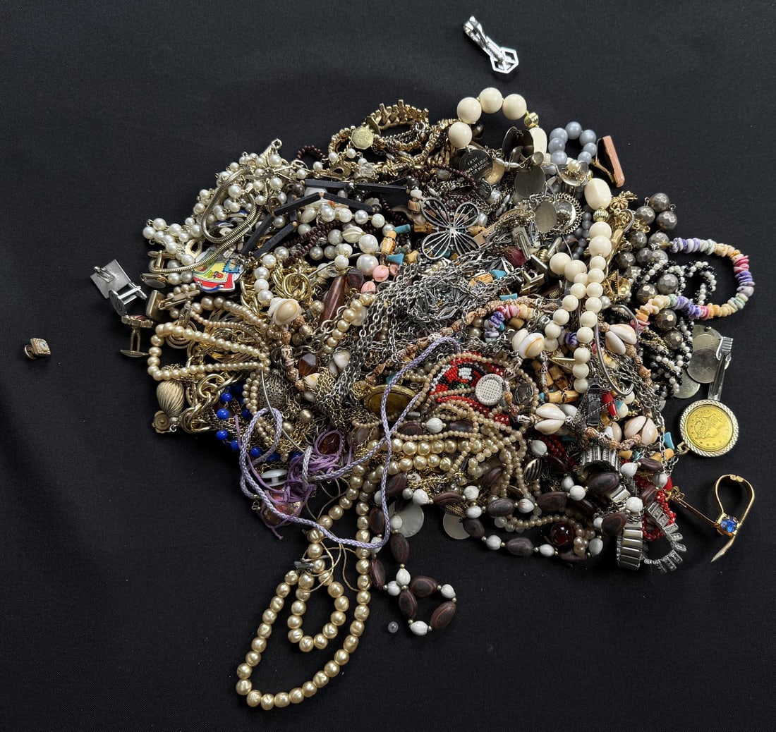 5 Pounds of Costume Jewelry: Nice grouping.