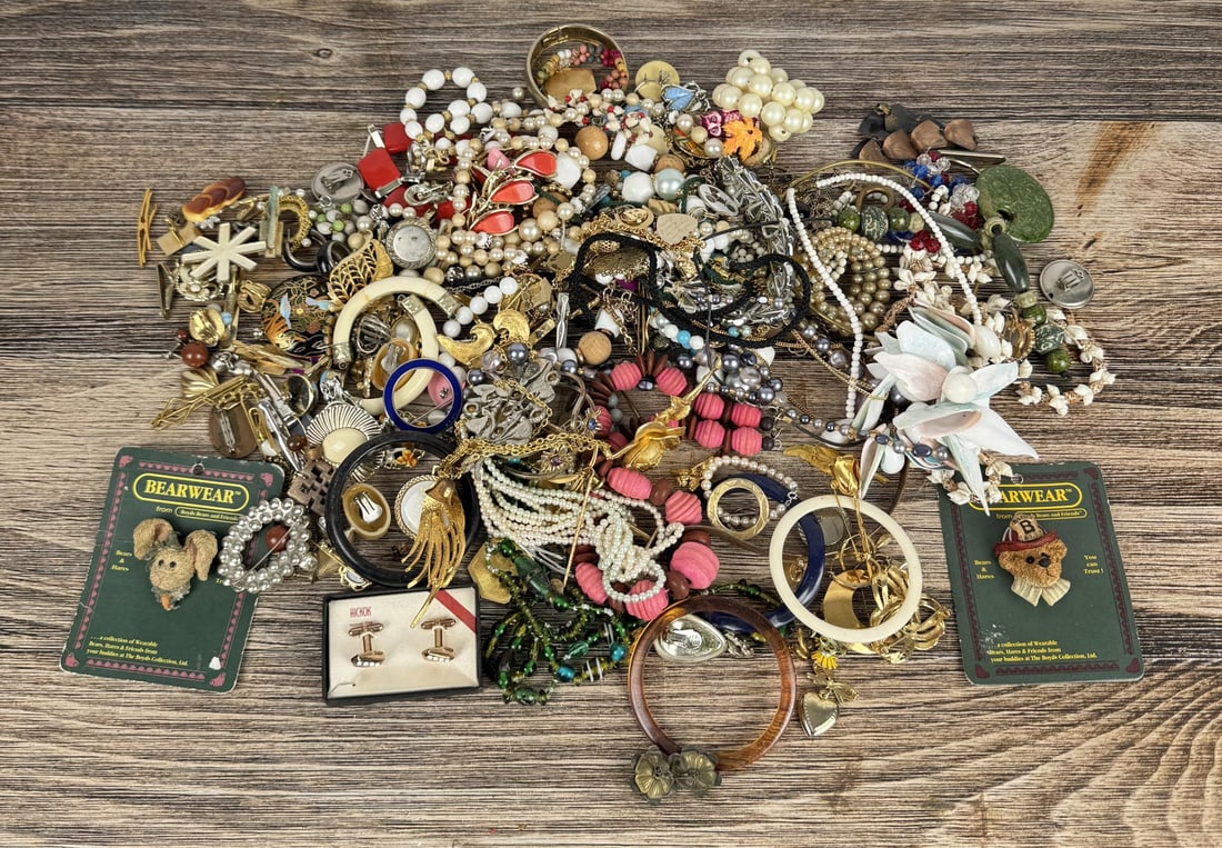 5 Pounds of Costume Jewelry: Nice grouping.