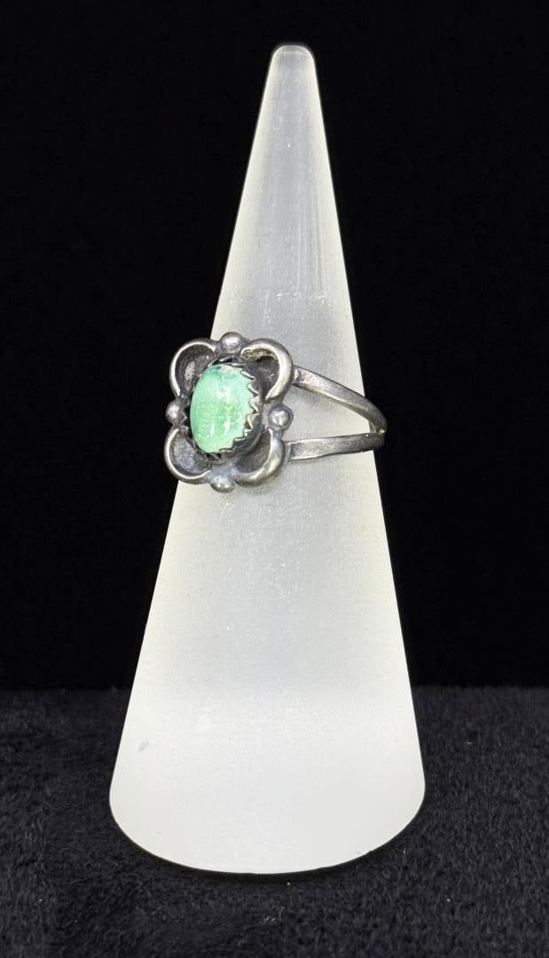 Navajo Sterling Silver Turquoise Ring: Size 6. Weighs 3.04 grams.