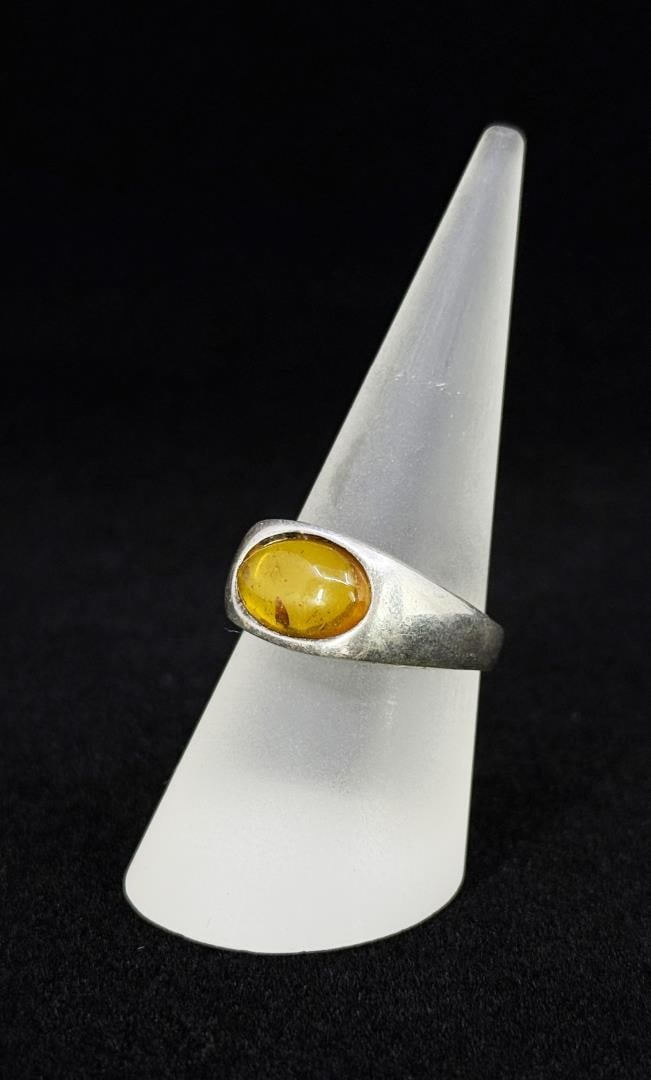 Sterling Silver Amber Ring: Size 10. 4.37 grams.