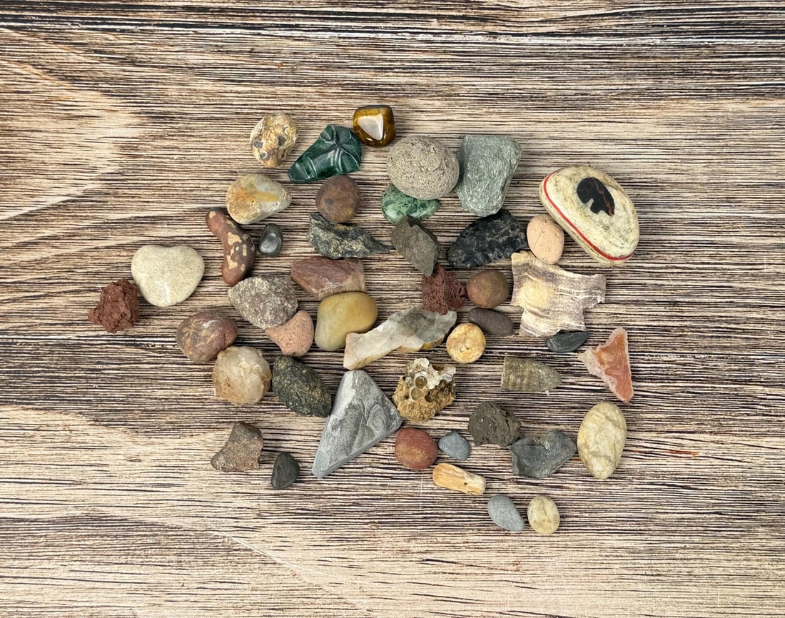 Collection of Rocks and Mineral Specimens: Nice grouping.
