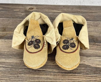 Anishinaabe Native American Indian Moccasins
