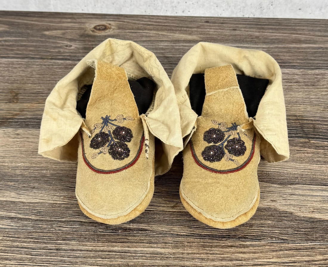 Anishinaabe Native American Indian Moccasins (1 of 4)