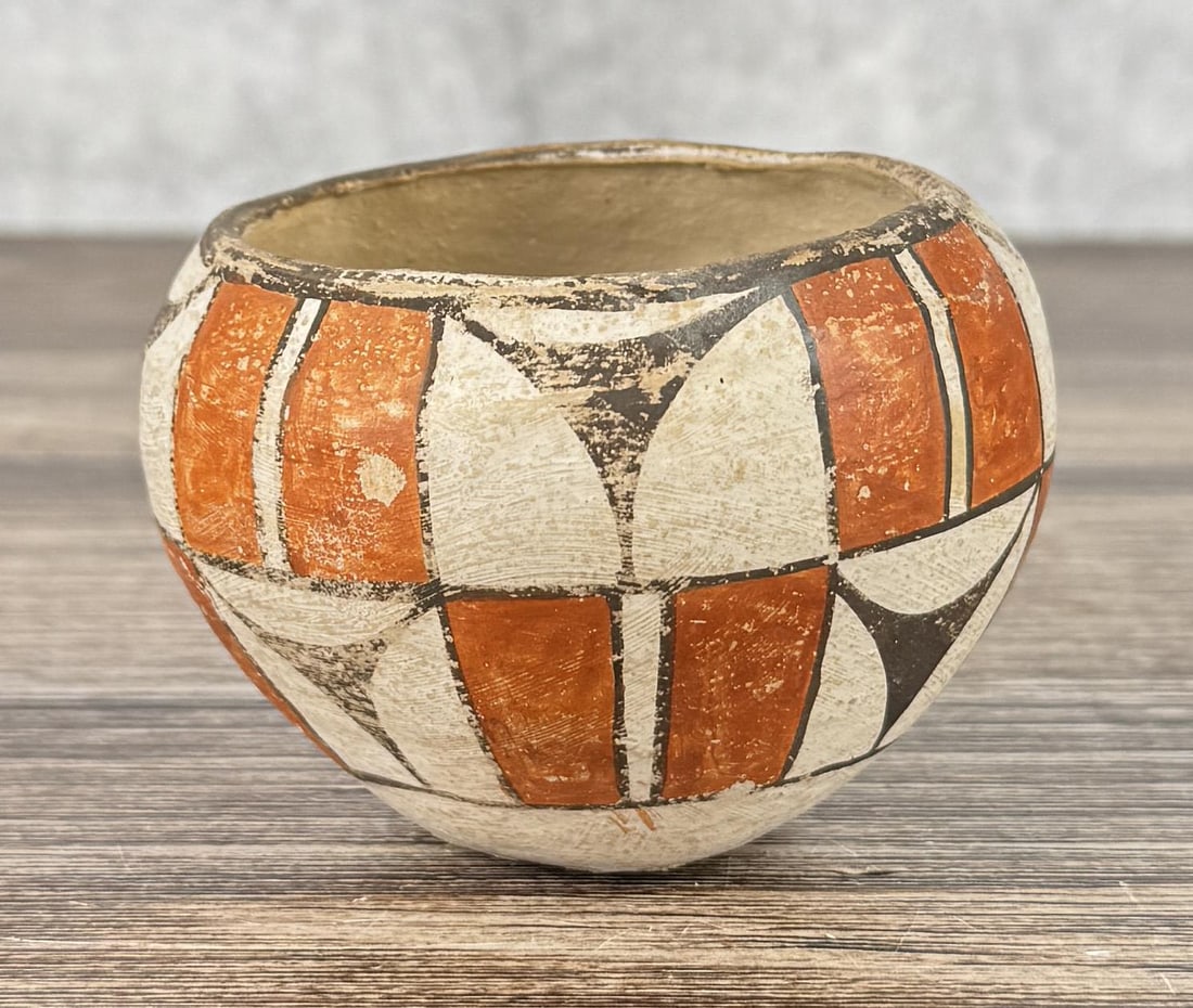Historic Acoma Pueblo Pot (1 of 10)