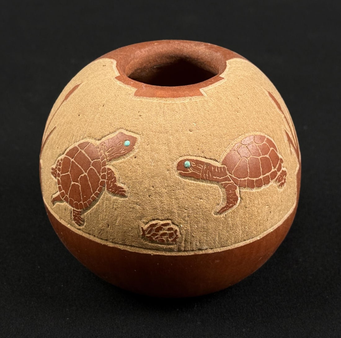 Tsigowanu & Kwa Povi San Juan Pueblo: 3" diameter, 2 5/8" tall.