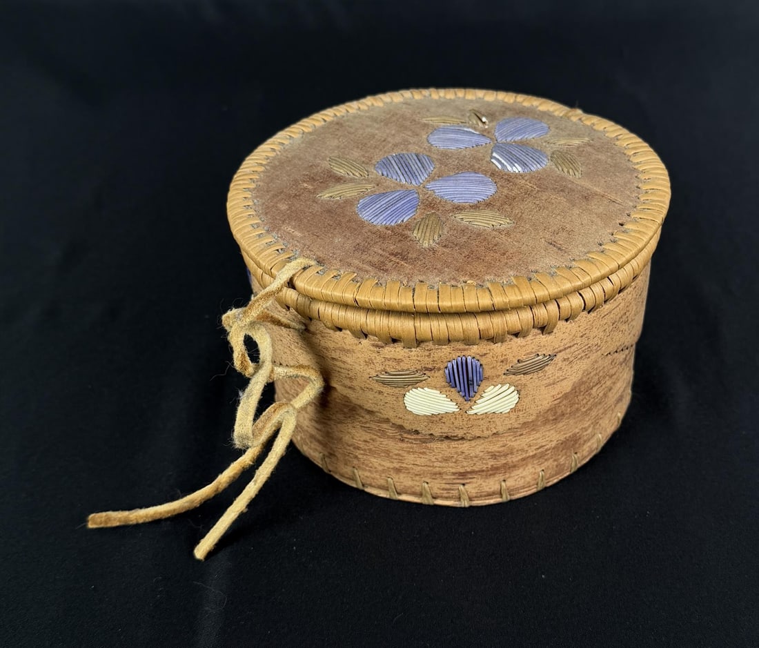 Antique Ojibwe Indian Birch Bark Quilled Box (1 of 4)